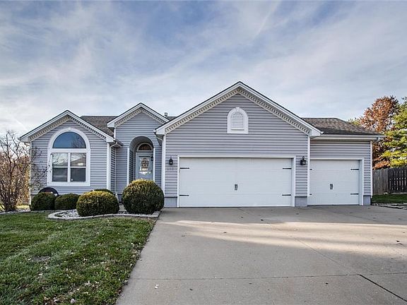 2nd image of 833 SW Bishop Ct