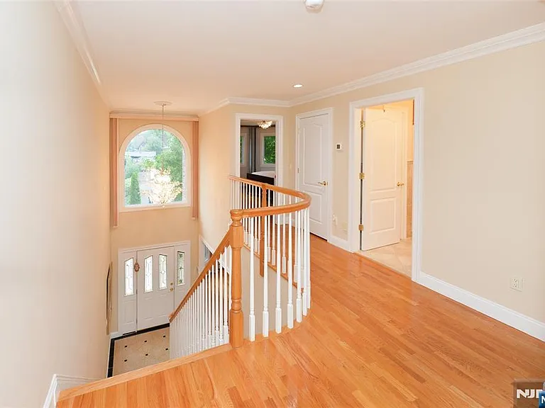 1056 Edgewood Ln — Photo 17