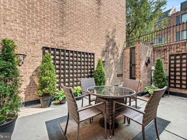 130 Spruce St APT 15A, Philadelphia, PA 19106