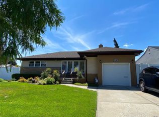 63-36 254th St, Little Neck, NY 11362