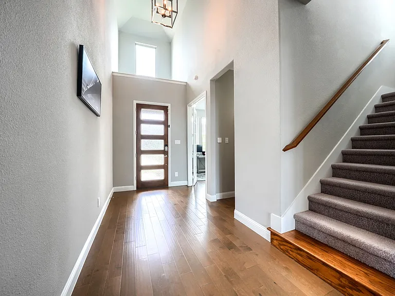 929 Newcastle Dr — Photo 3