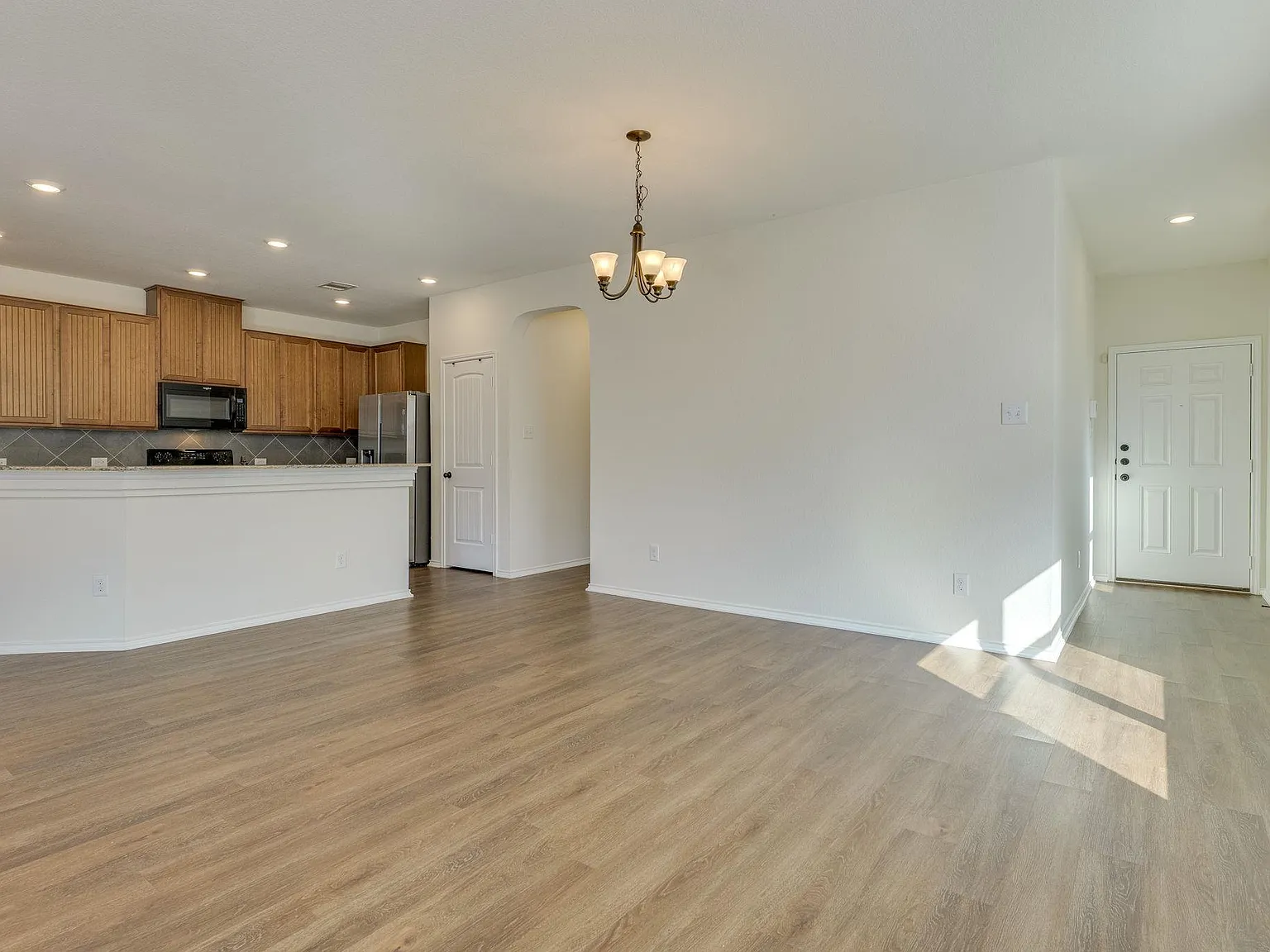 3 bed, 2.0 bath, 1650 sqft, $2,200 — Photo 3