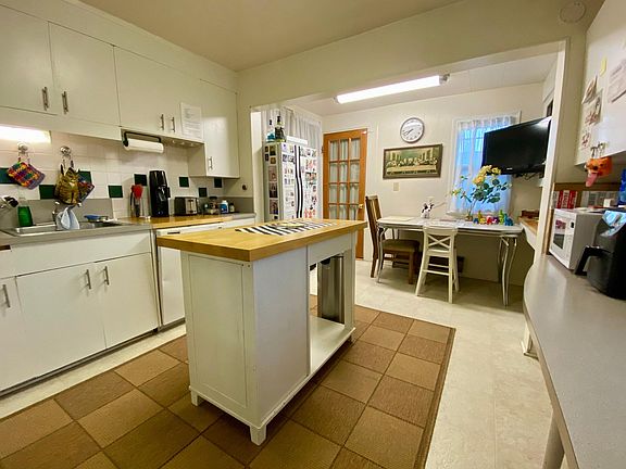 Eating area in back of kitchen. Or use it for a home office.