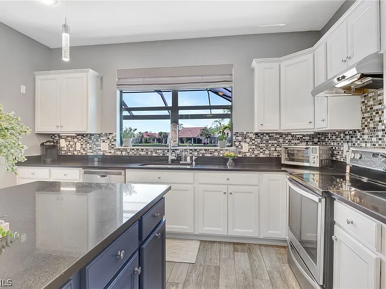 10908 Clarendon St — Photo 13