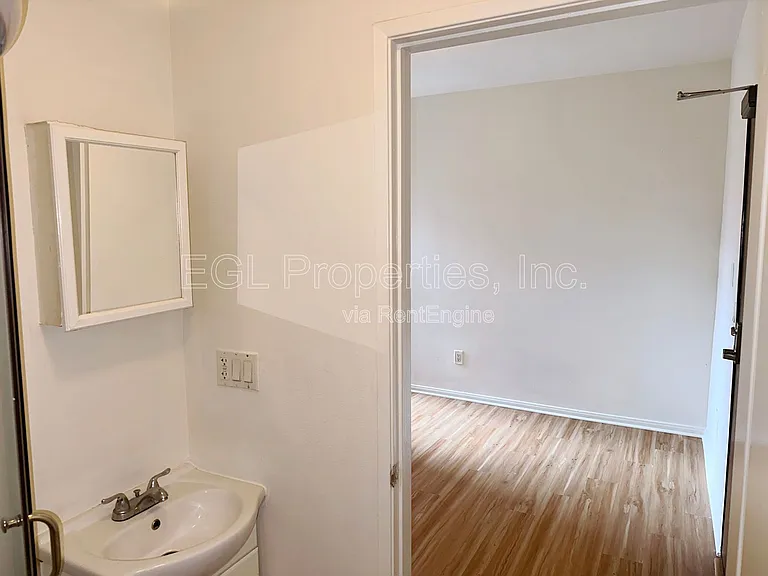 445 Western — Photo 12