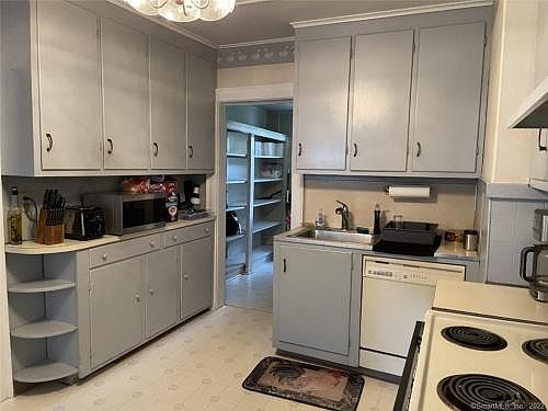 4th image of 370 West St