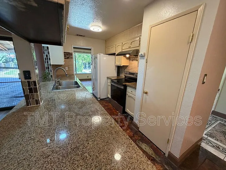 930 Graywood Cir — Photo 14