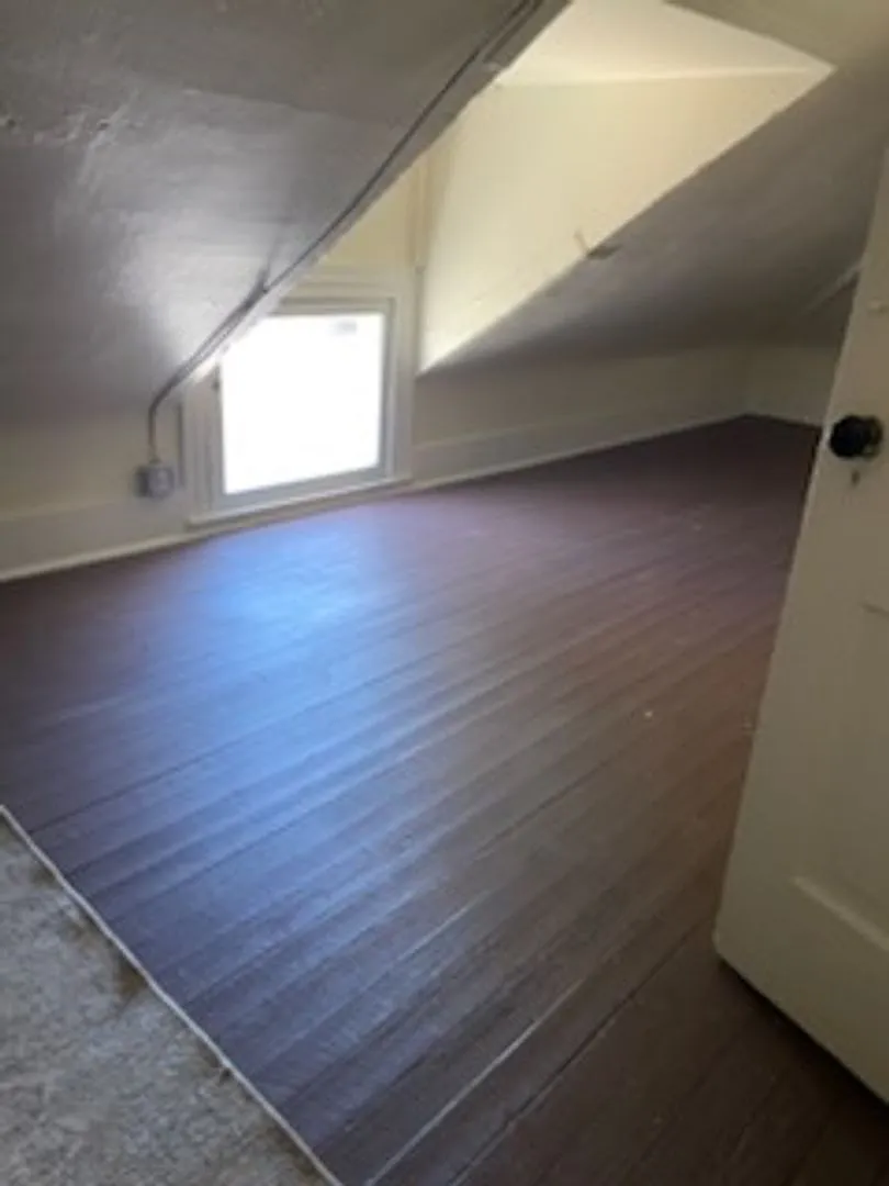 Unique 2-bedroom, 1-bath apartment located on the upper level of a charming Victorian home — Photo 4