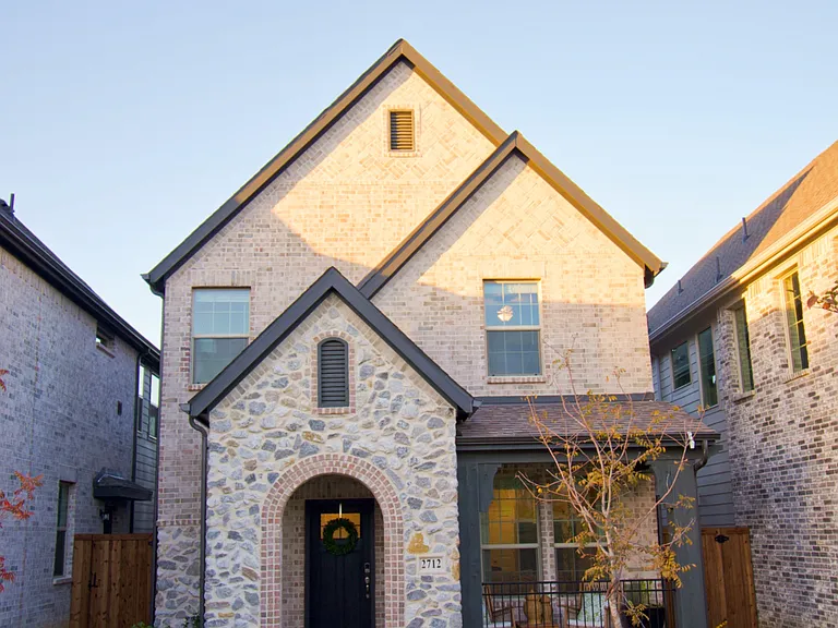 2712 Big Bend Mews — Photo 1