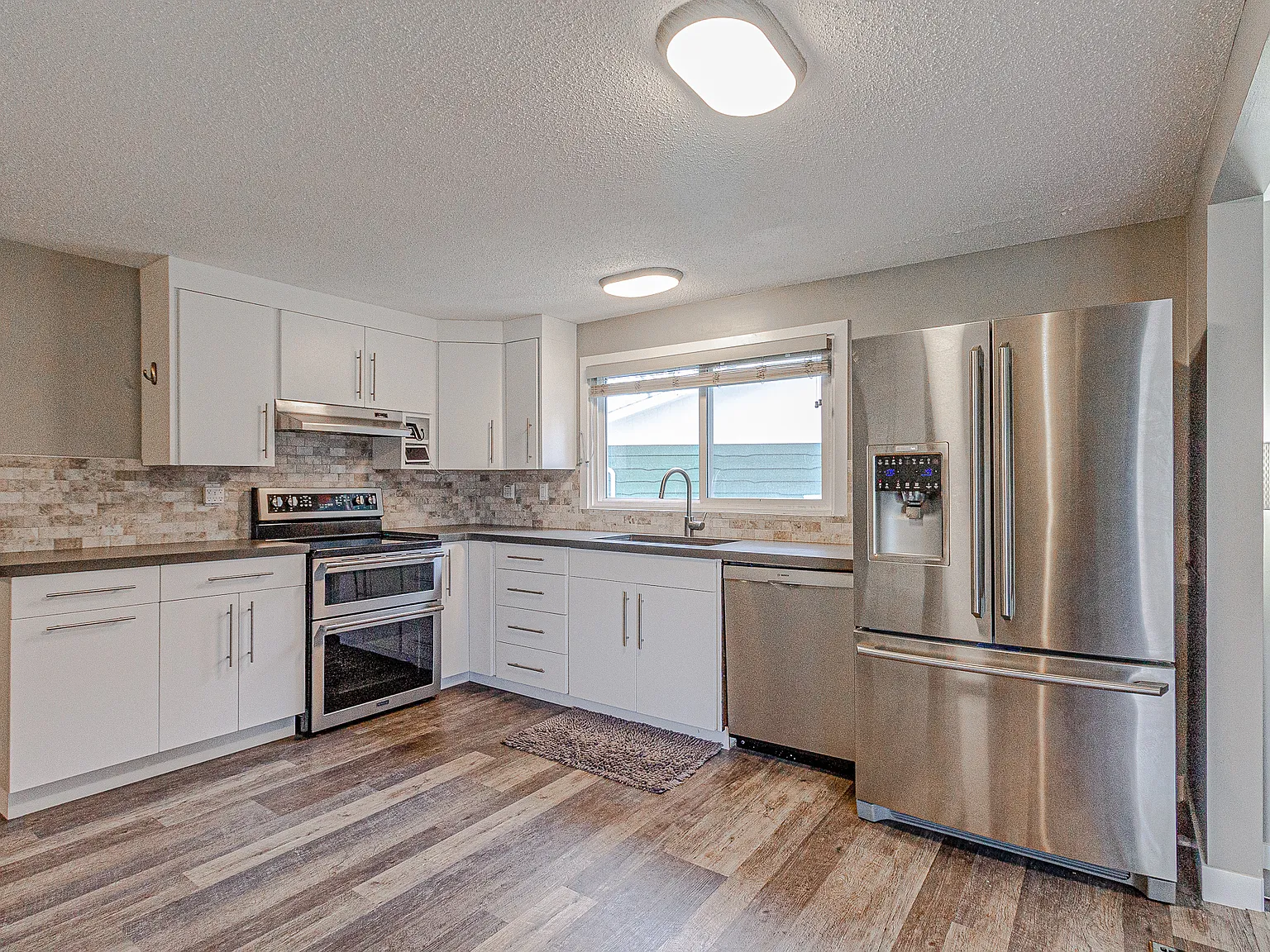 5 Bed/3 Bath Renovated House With Massive Back Yard In Woodlands! Pet Friendly! — Photo 2