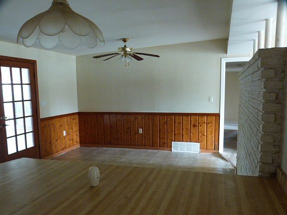 4th image of 3855 Arbutus Dr