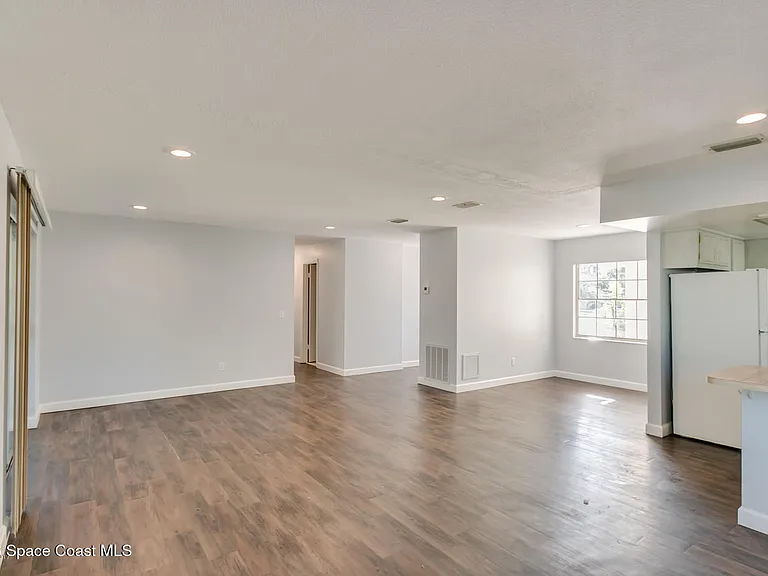 300 Amherst Ave — Photo 11