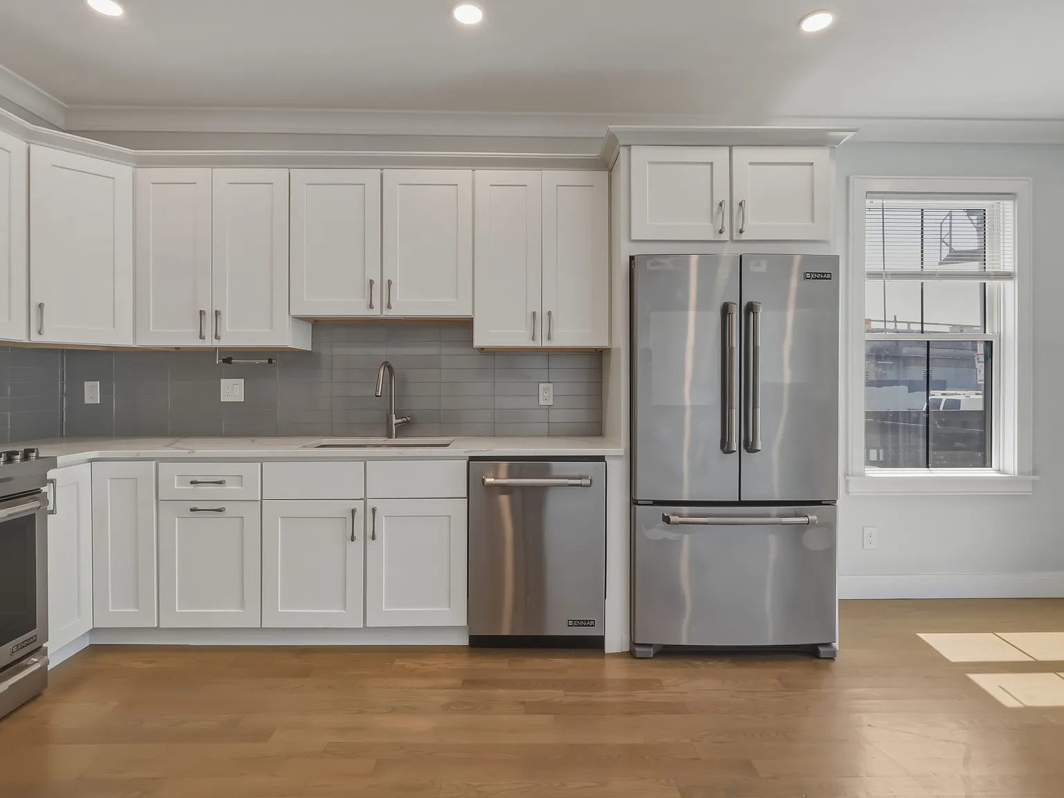 3 bed, 1000 sqft, $3,400 — Photo 4
