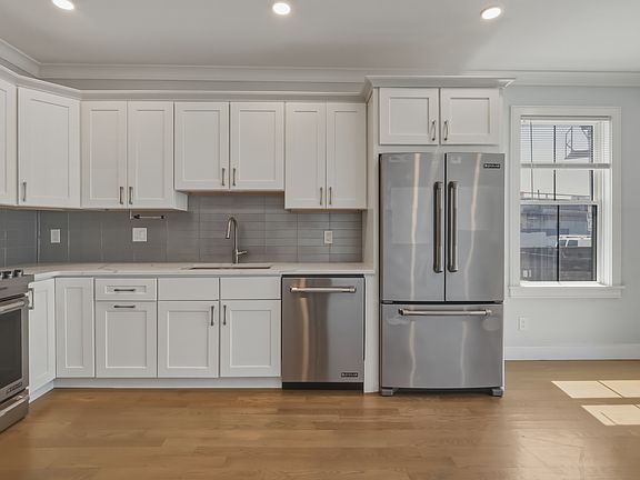 4th image of 134 Chelsea St APT 1