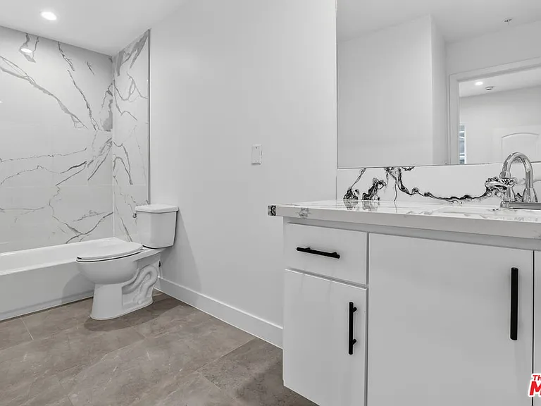 11444 Oxnard St #1/2 — Photo 36