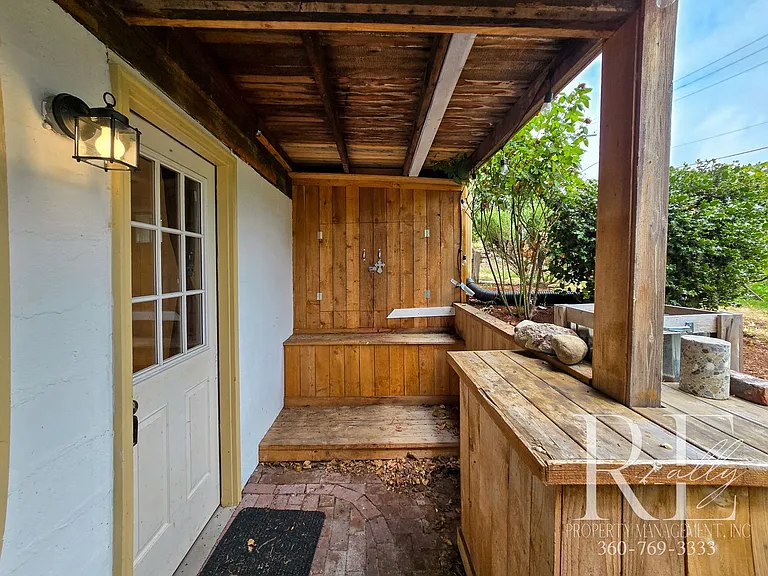 323 Summit Ave S — Photo 3