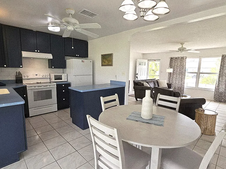 Dining/kitchen