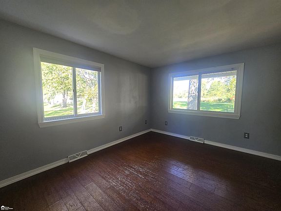 5th image of 819 W Summit St