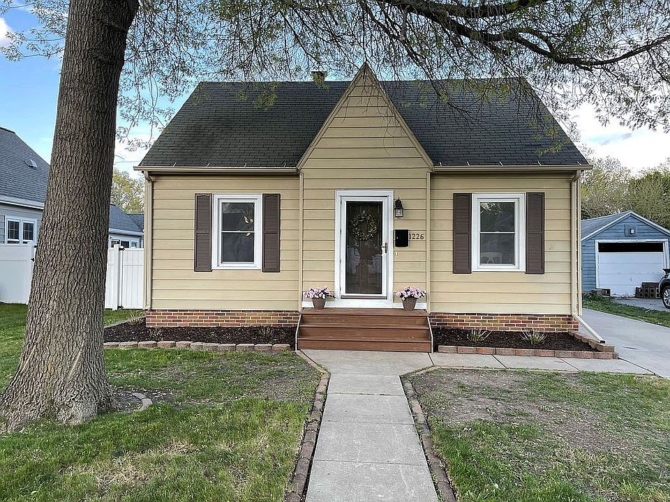 1st image of 1226 Curtiss Ave