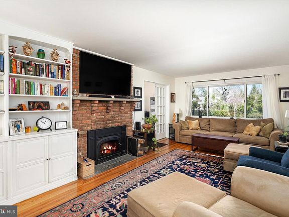 5th image of 18 Cranbury Neck Rd