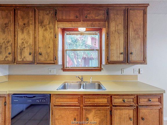 5th image of 3011 Adrienne Dr