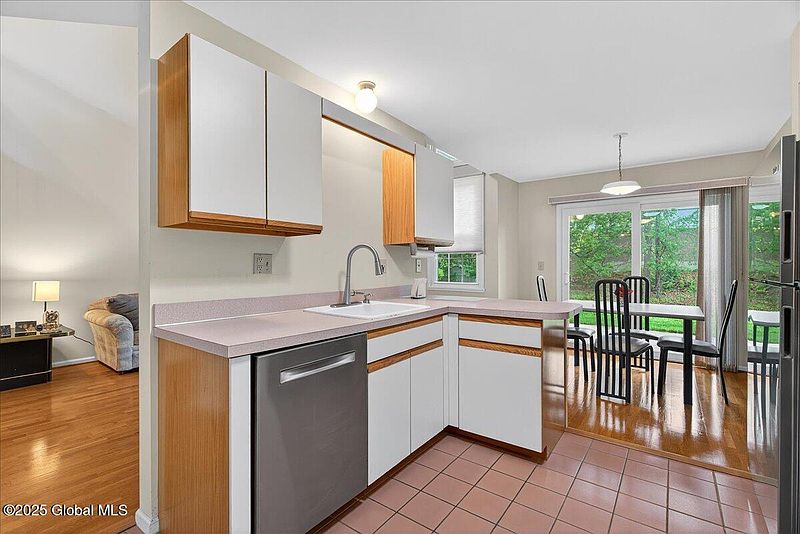 5th image of 517 Highwood Circle