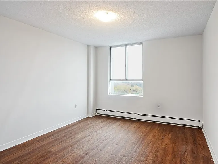 400 Sandringham Cres — Photo 10