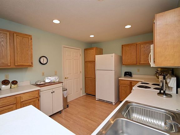 5th image of 172 Langshire Ct