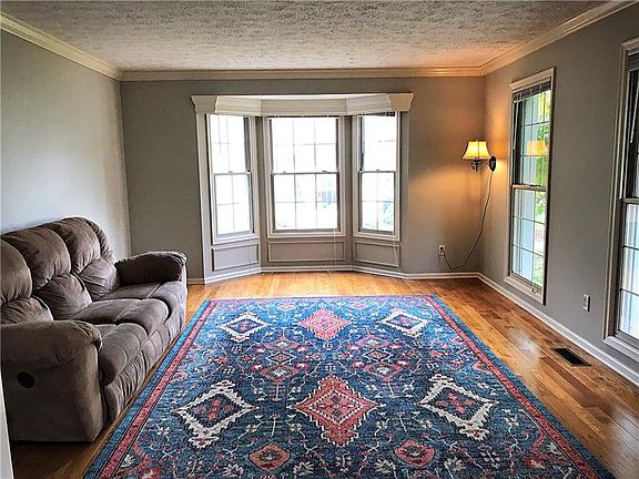 4th image of 190 Bluestone Dr