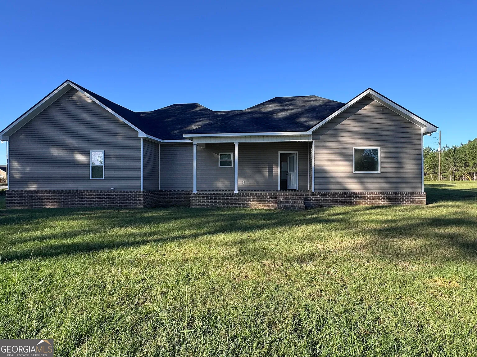 4 bed, 2.0 bath, 2012 sqft, $2,400 — Photo 2