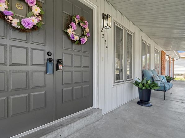 2254 Blue Heron Dr, Florissant, MO 63031
