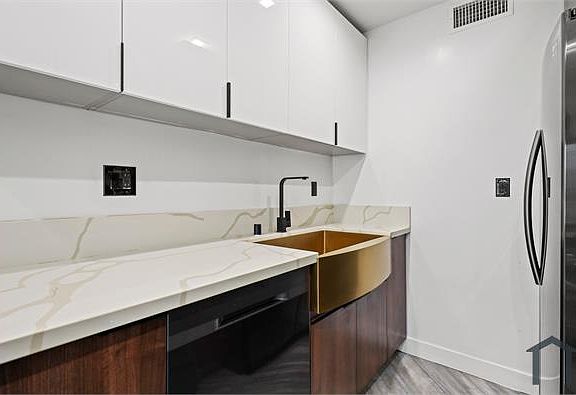 4th image of 230 S Carondelet St Unit 1