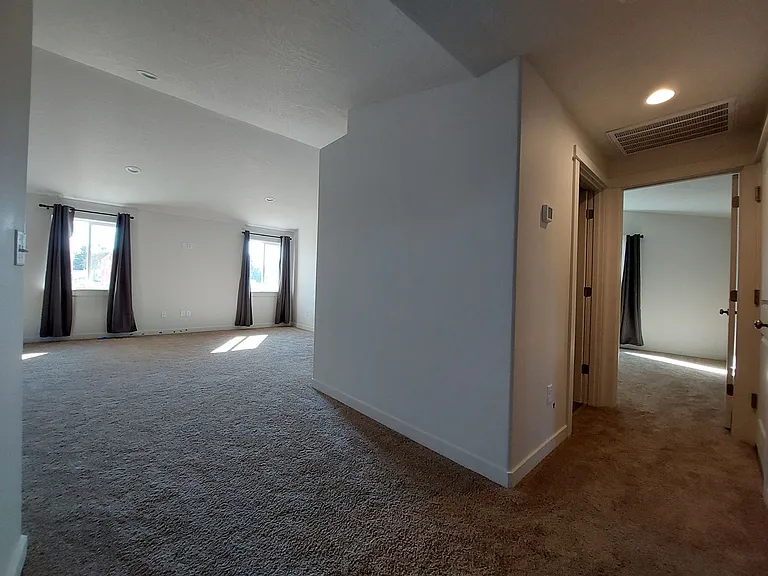 1013 Maple Dr W — Photo 9