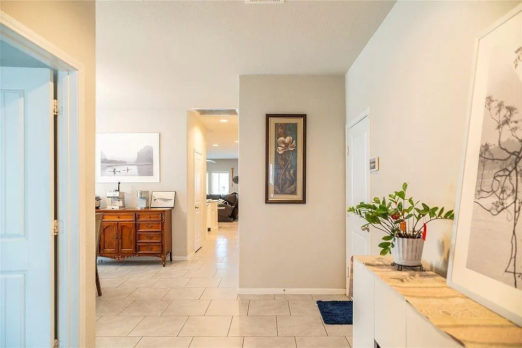 4 bed, 2.0 bath, 2127 sqft, $2,600 — Photo 3