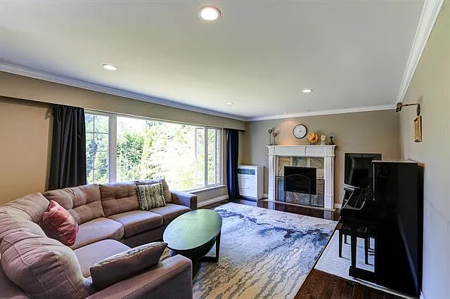 3 bed, 1300 sqft, $4,650 — Photo 2