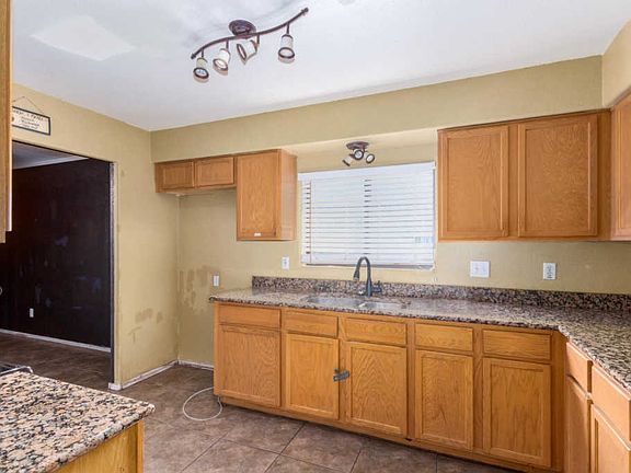 5th image of 2734 E Marguerite Ave
