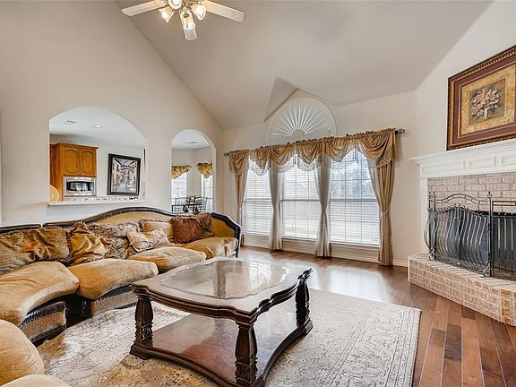 2nd image of 2807 Claremont Dr