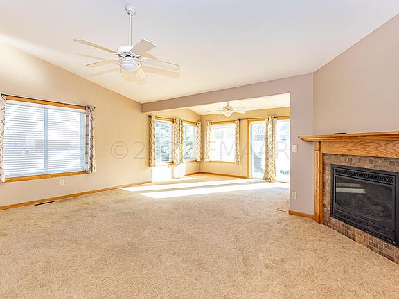 3rd image of 915 4th Ave NE