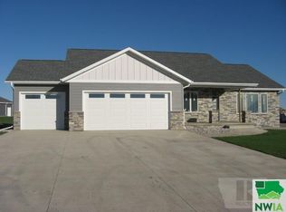 592 Colonial St, Sioux Center, IA 51250
