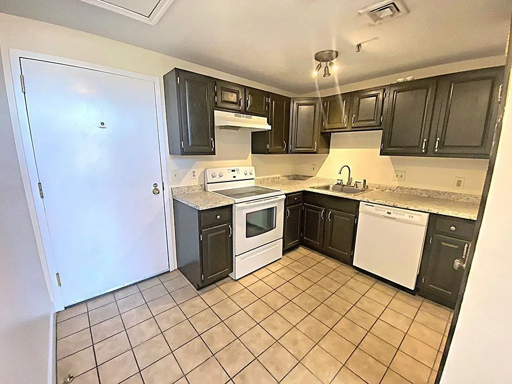 Studio, 1.5 bath, 523 sqft, $1,750 — Photo 3