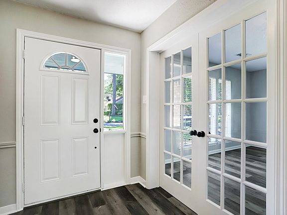 2nd image of 2043 Parkdale Dr
