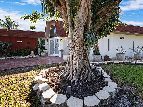 3rd image of 5702 Melaleuca Drive