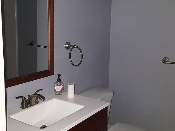 Bathroom w/ full size shower/tub