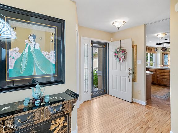 4th image of 3413 Commodore Point