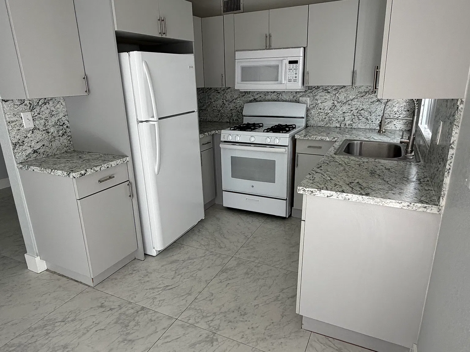 1 bed, 1000 sqft, $1,750 — Photo 3