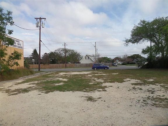 4th image of 5521 S Staples St
