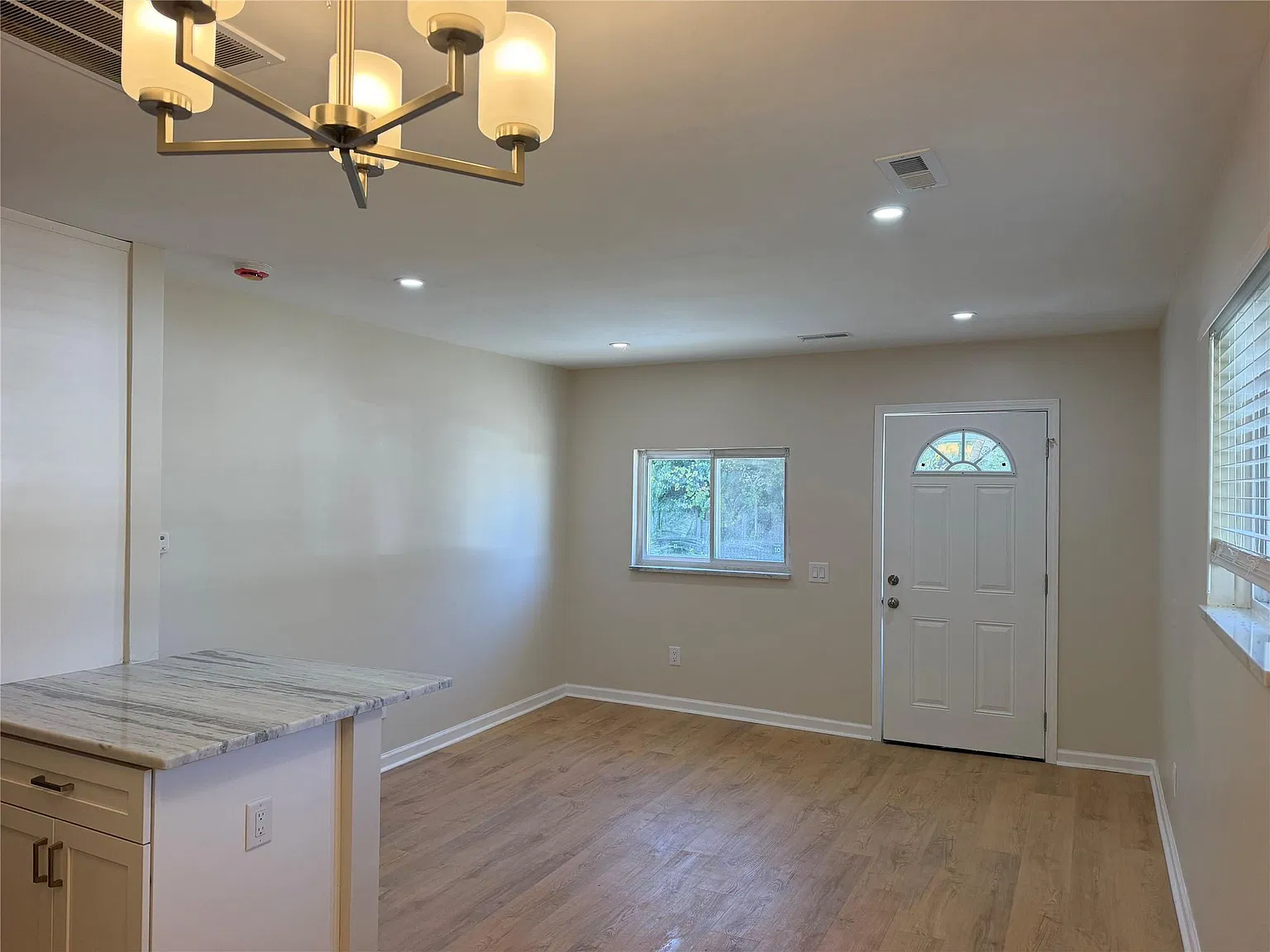 1 bed, 1.0 bath, 725 sqft, $1,495 — Photo 1
