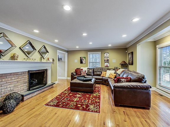 5th image of 185 E Stone Ave