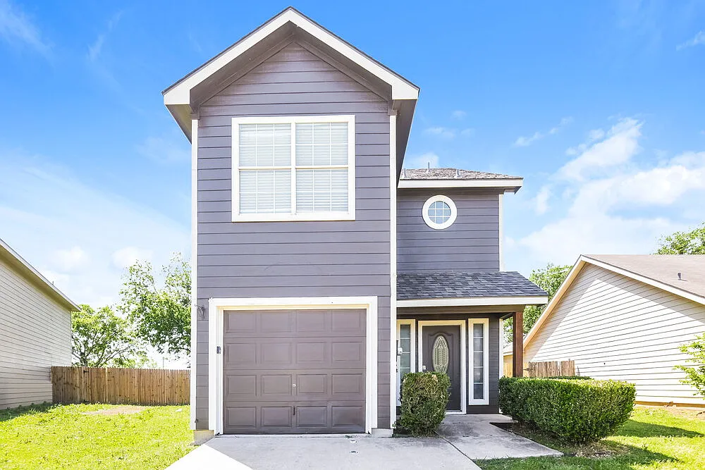 3 bed, 2.5 bath, 1285 sqft, $1,685 — Photo 1