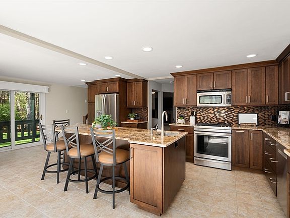 3rd image of 32 Sherborne Cir